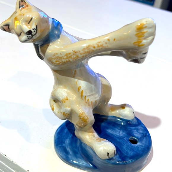 Louisville stoneware cat holding flower - Picture 10 of 10